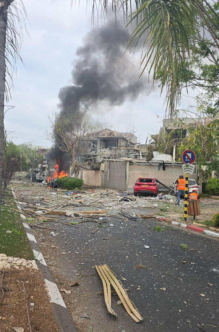 פגיעה ישירה בנס ציונה (צילום: תיעוד מבצעי מד"א) פגיעה ישירה נפילה נס ציונה נזקים שיגור טיל איראן 22.6.25