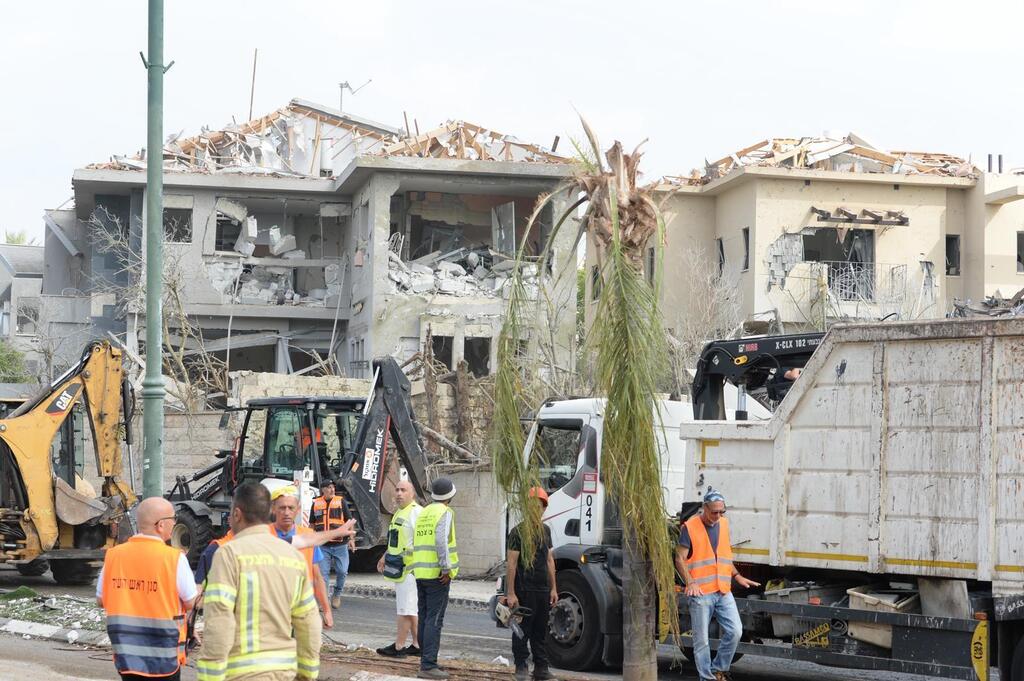הרס בנס ציונה (צילום: קובי קואנקס) הרס ב נס ציונה אחרי פגיעה של טיל איראני מלחמה עם איראן 22.6.25