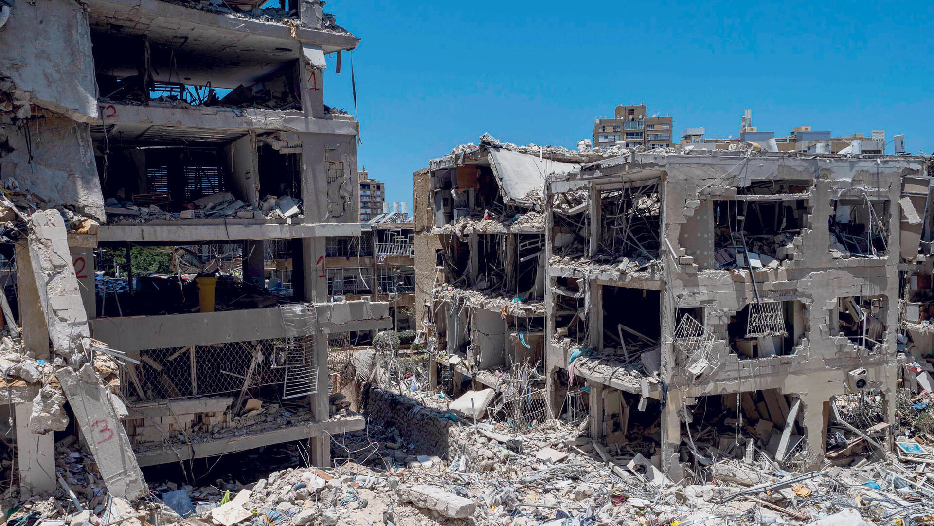 מבנים בבת ים שנפגעו מטילים איראניים