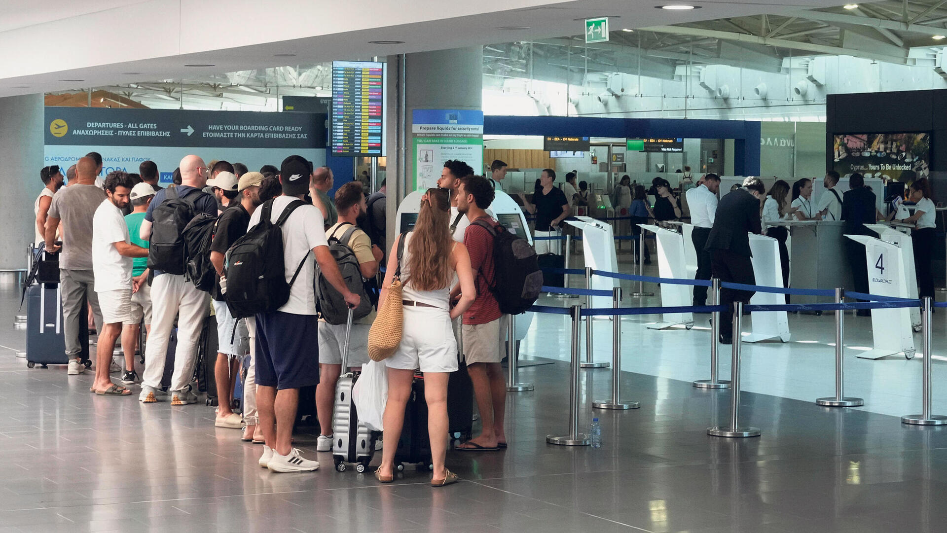 ישראלים ב לרנקה קפריסין ממתינים ל טיסת חילוץ