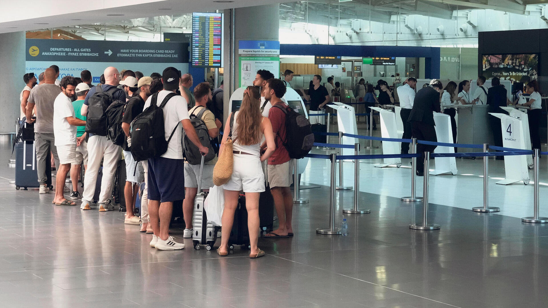 ישראלים ב לרנקה קפריסין ממתינים ל טיסת חילוץ