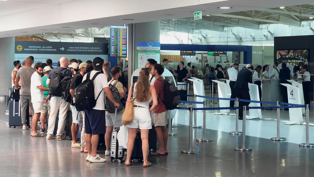 ישראלים ממתינים לטיסת חילוץ בלרנקה, קפריסין, בזמן המלחמה עם איראן (צילום: AP/ Petros Karadjias) ישראלים ב לרנקה קפריסין ממתינים ל טיסת חילוץ