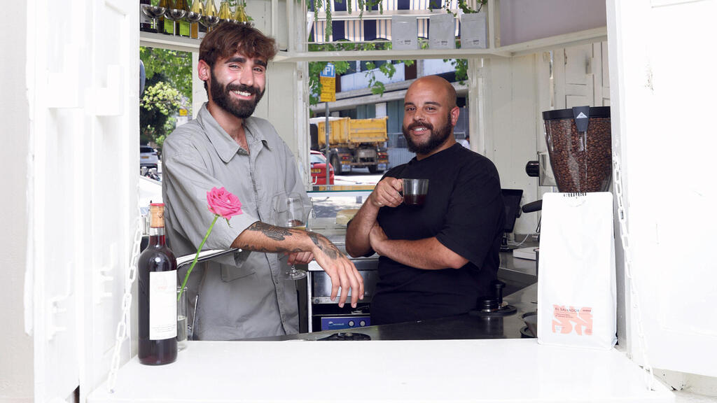 פנאי אביב מילשטיין ו עומרי קאופל יזמים בעלי בית קפה אפולו