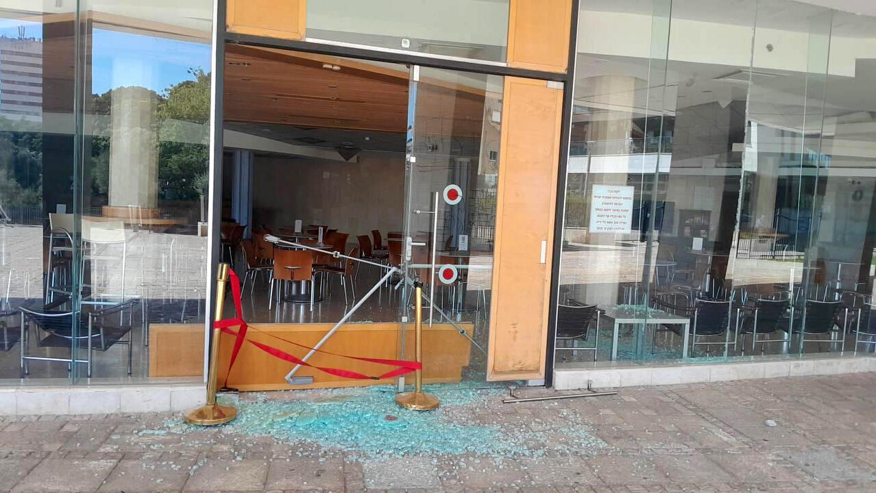 פגיעה ישירה ב תיאטרון חיפה נזק מתקפה איראנית