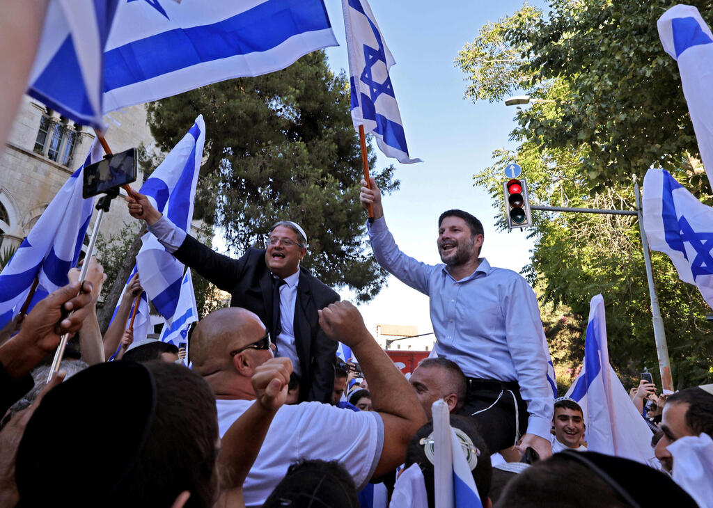 בצלאל סמוטריץ' ואיתמר בן גביר במצעד הדגלים בירושלים, 2023. "אנו משליכים על איראן את התכונות השליליות שאנו לא רוצים לראות בעצמנו" (צילום: עמית שאבי) בצלאל סמוטריץ' ואיתמר בן גביר במצעד הדגלים בירושלים, החודש. "אנו משליכים על איראן את התכונות השליליות שאנו לא רוצים לראות