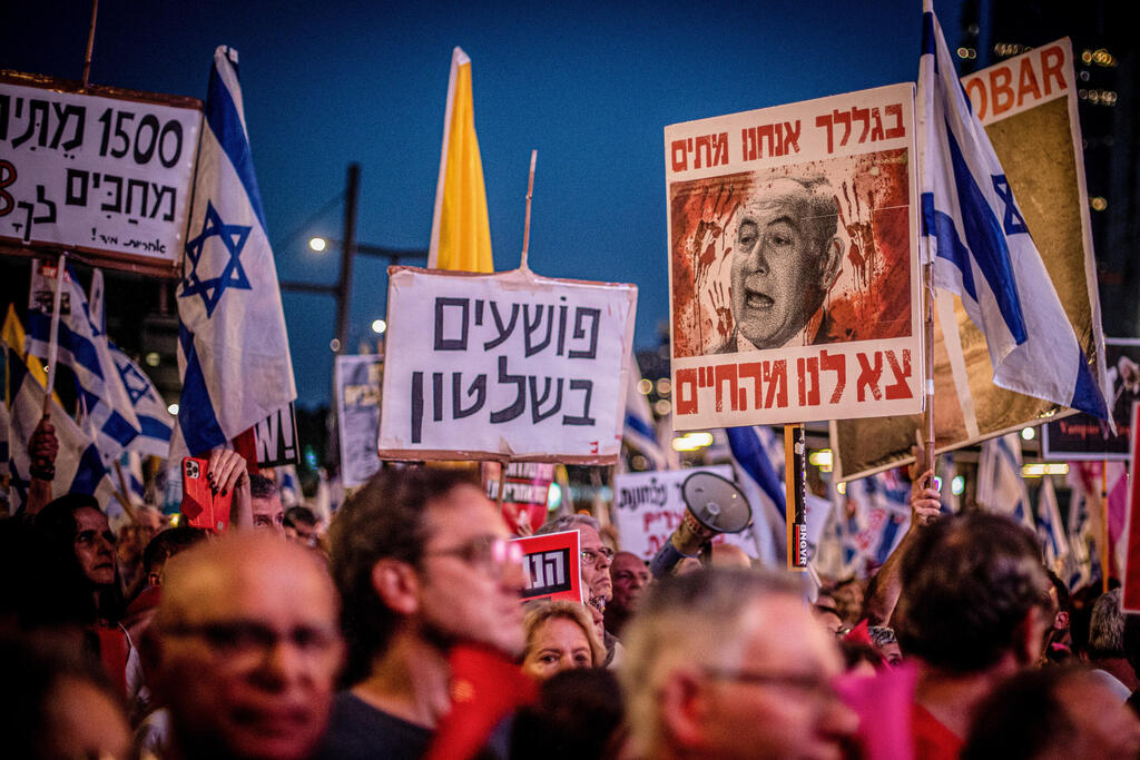 מחאה נגד הממשלה, תל אביב, 2024. "אסור לשכוח שרק כמה ימים לפני המלחמה הזו הממשלה עמדה מול אפשרות ריאלית של התפרקות בהצבעת אי־אמון, והסקרים לא החמיאו לקואליציה" (צילום: Eyal Warshavsky/SOPA Images/LightRocket via Getty Images) מפגינים נגד הממשלה, תל אביב, 2024 . "אסור לשכוח שרק כמה ימים לפני המלחמה הזו הממשלה עמדה מול אפשרות ריאלית של התפרקות בהצבעת אי־אמון, והסקרים לא החמיאו לקואליציה"