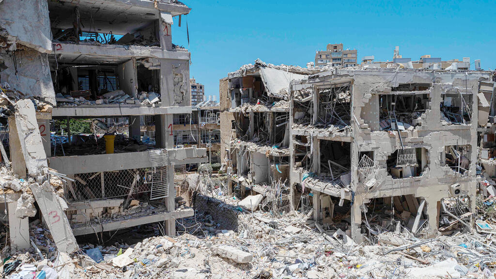 הנזק מפגיעת טילים איראניים בבת ים. העירייה כל הזמן שולחת את הדיירים לתכנן מחדש (צילום: יובל חן) נזק מפגיעת טילים איראניים בבת ים 18.6.25