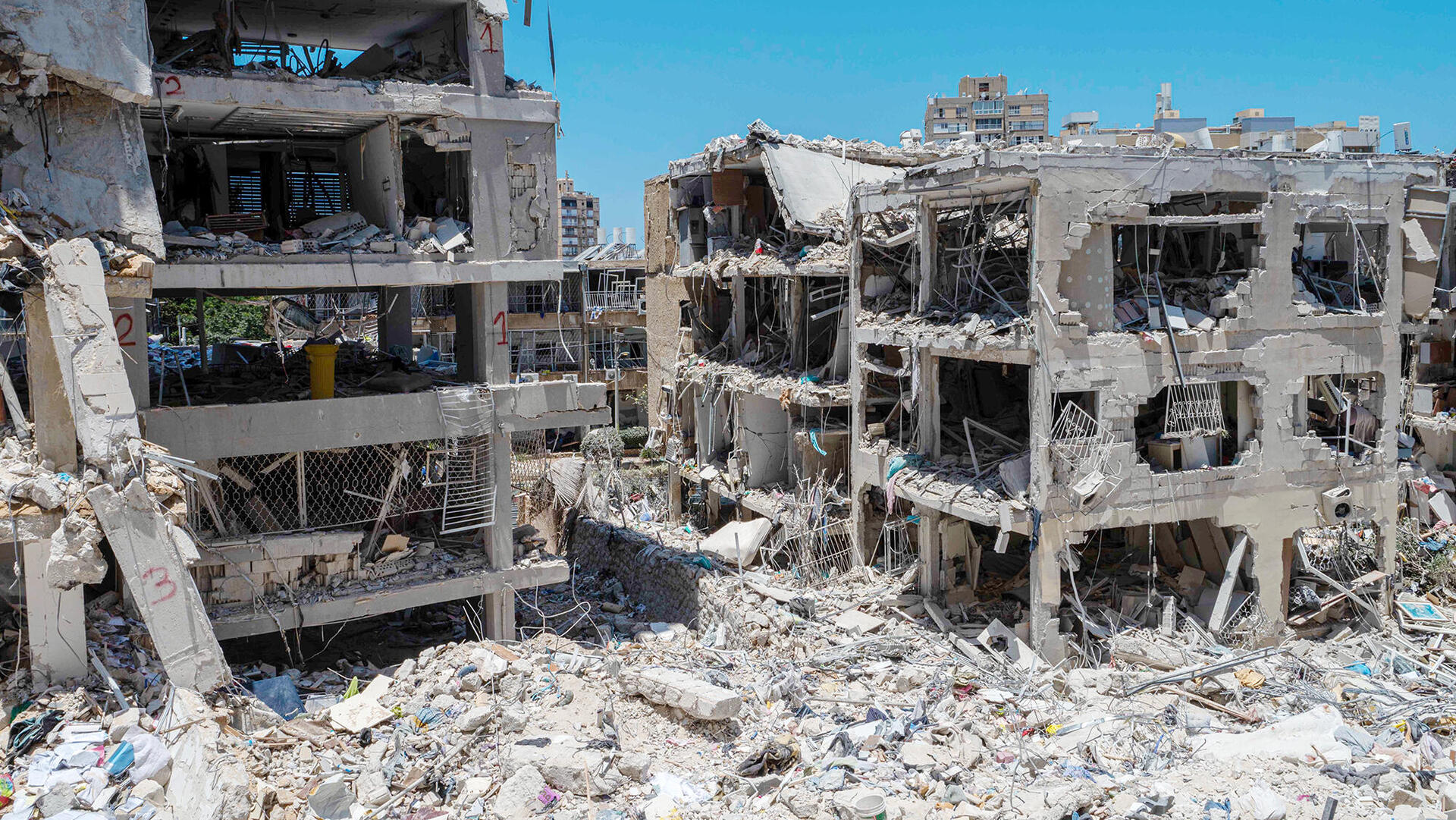 נזק מפגיעת טילים איראניים בבת ים 18.6.25