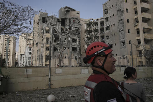 An Iranian missile strikes a residential building in Be