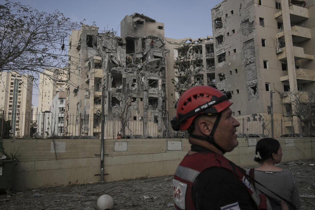 An Iranian missile strikes a residential building in Be'er Sheva (Photo: AP Photo/Leo Correa) פגיעה של טיל איראנינ ב באר שבע 2 מלחמה עם איראן 24.6.25