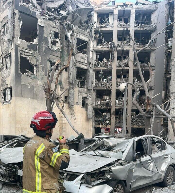 הרס עצום בבניין (צילום: אילנה קוריאל) בניין שנפגע מטיל ב באר שבע