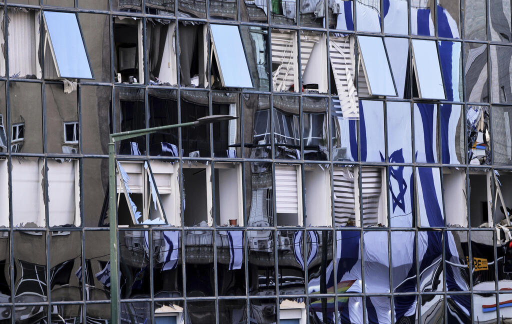 בניין שנפגע מטיל איראני ברמת גן, בסוף השבוע שעבר. סוף סוף מצאתי תשובה לתהייה איך אני יכול להיות פסימי לגבי העתיד הקרוב ומלא תקווה לגבי העתיד הרחוק