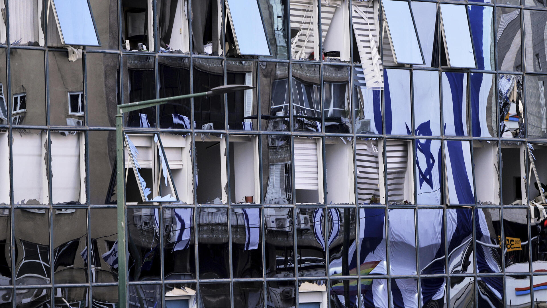 בניין שנפגע מטיל איראני ברמת גן, בסוף השבוע שעבר. סוף סוף מצאתי תשובה לתהייה איך אני יכול להיות פסימי לגבי העתיד הקרוב ומלא תקווה לגבי העתיד הרחוק