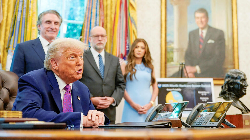 טראמפ בחדר הסגלגל כשלצדו בכירי הממשל וברקע תמונת הנשיא רייגן. שני נשיאים פופוליסטיים שהצליחו ליצור שינוי גיאופוליטי עולמי עמוק (צילום: REUTERS/Nathan Howard) נשיא ארה"ב דונלד טראמפ בחדר הסגלגל כשלצדו בכירי הממשל וברקע תמונת הנשיא רייגן