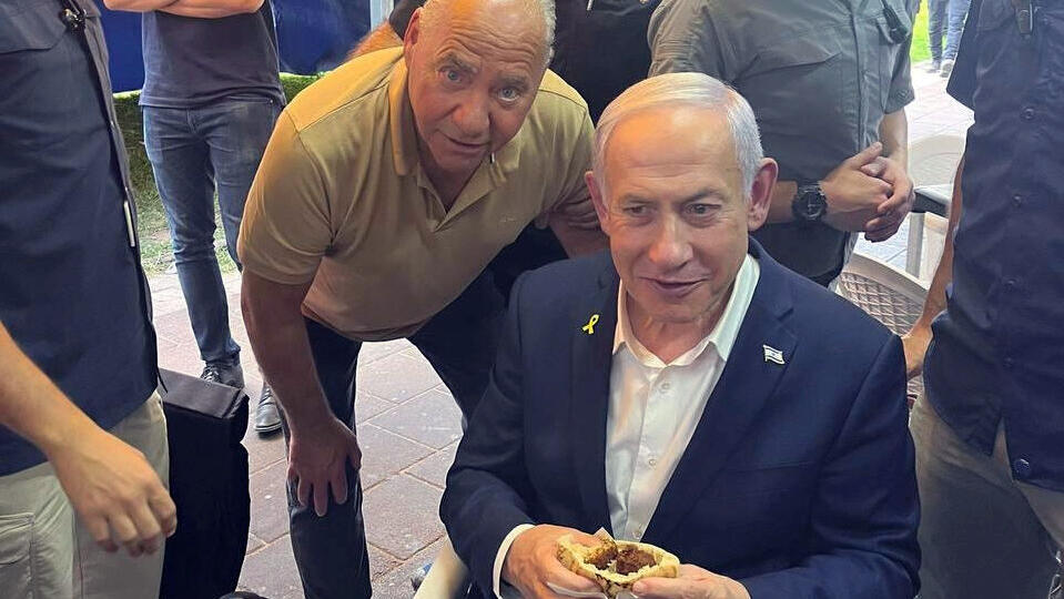 ראש ממשלה בנימין נתניהו אוכל מנת פלאפל בביקור ב ראשון לציון לאחר סיור ב זירת נפילת טיל מ איראן