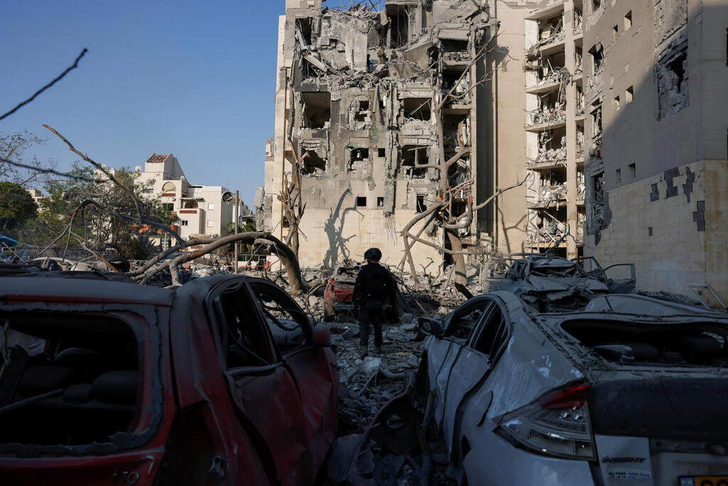 צילום: REUTERS/Amir Cohen פגיעה של טיל איראנינ ב באר שבע 3 מלחמה עם איראן 24.6.25