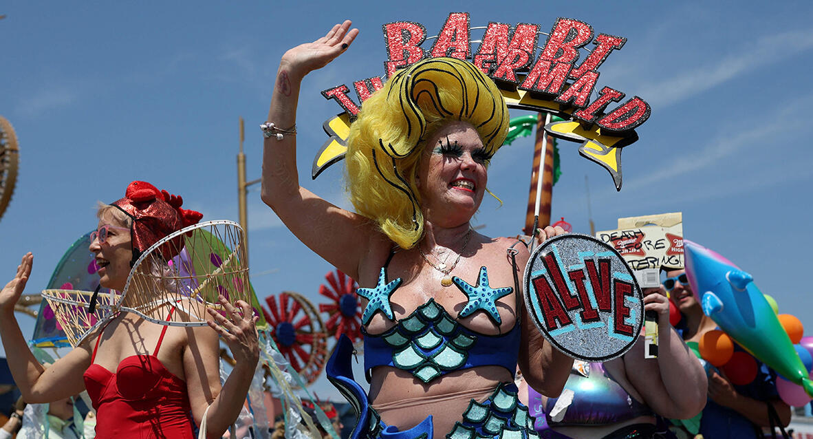 צילום: AFP/ TIMOTHY A. CLARY פוטו פסטיבלים פסטיבל Mermaid Parade קוני איילנד