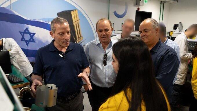 משמאל מנכ"ל משרד הביטחון אמיר ברעם עם יו"ר רפאל יובל שטייניץ