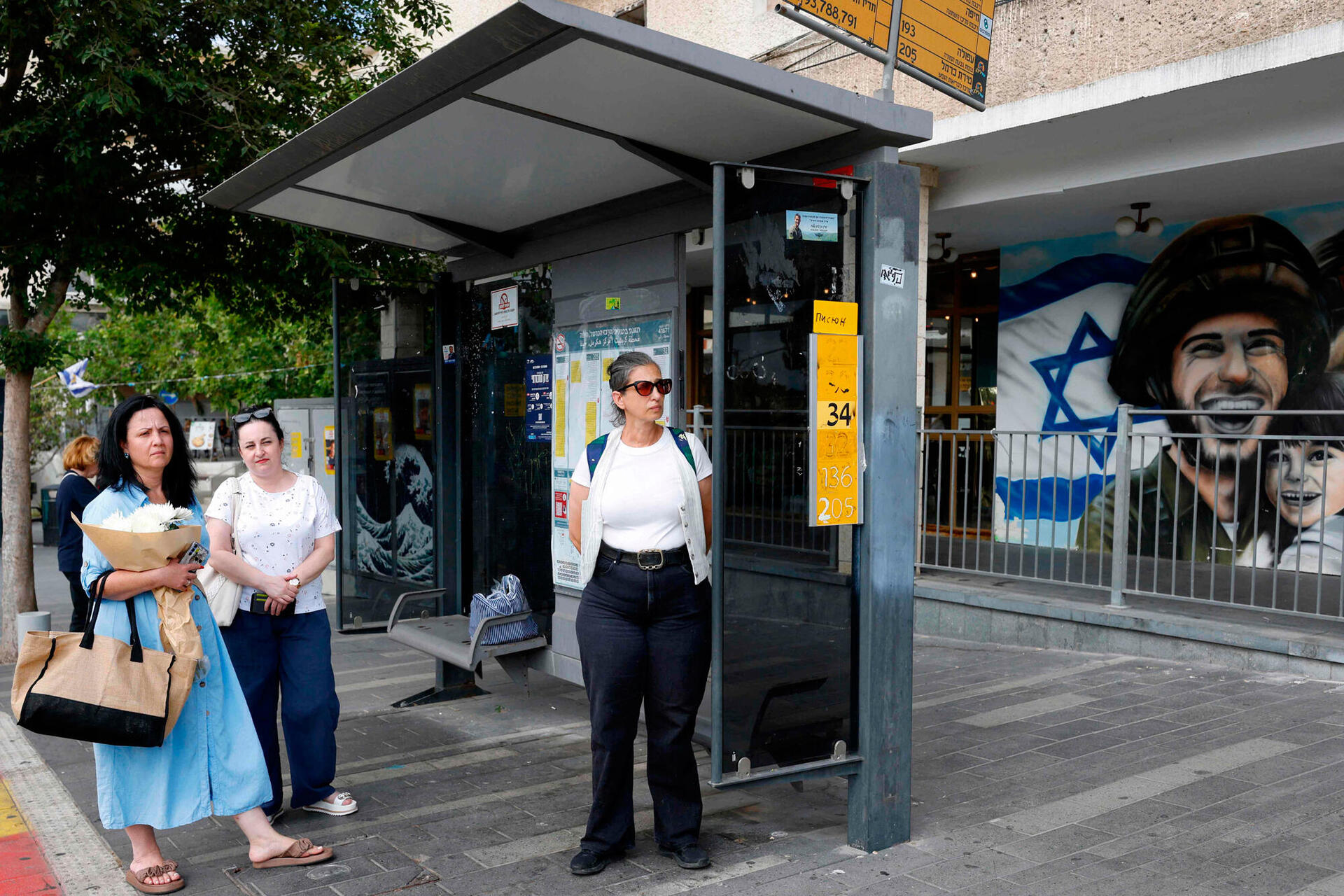 תחבורה ציבורית אוטובוס אזרחיות מחכות לאוטובוס בזמן המבצע