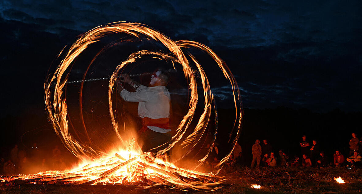 צילום: REUTERS/ Alexey Malgavko פוטו פסטיבלים פסטיבל אומסק רוסיה summer solstice