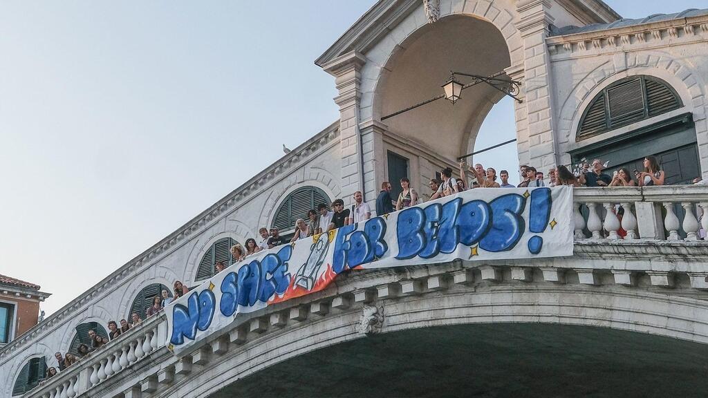 ונציה הפגנה נגד חתונת ג'ף בזוס - No Space for Bezos