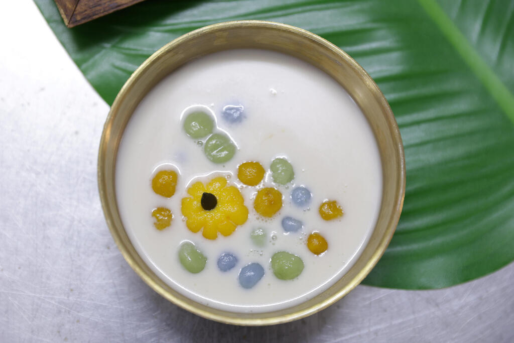 קאנום בואה לוי: בצקניות קמח אורז דביק עם דלעת, פנדן ופרחי אפונה בתוך מרק קוקוס וביצה עלומה בסוכר קנים (צילום: אוראל כהן) קאנום בואה לוי: בצקניות קמח אורז דביק עם דלעת, פנדן ופרחי אפונה בתוך מרק קוקוס וביצה עלומה בסוכר קנים