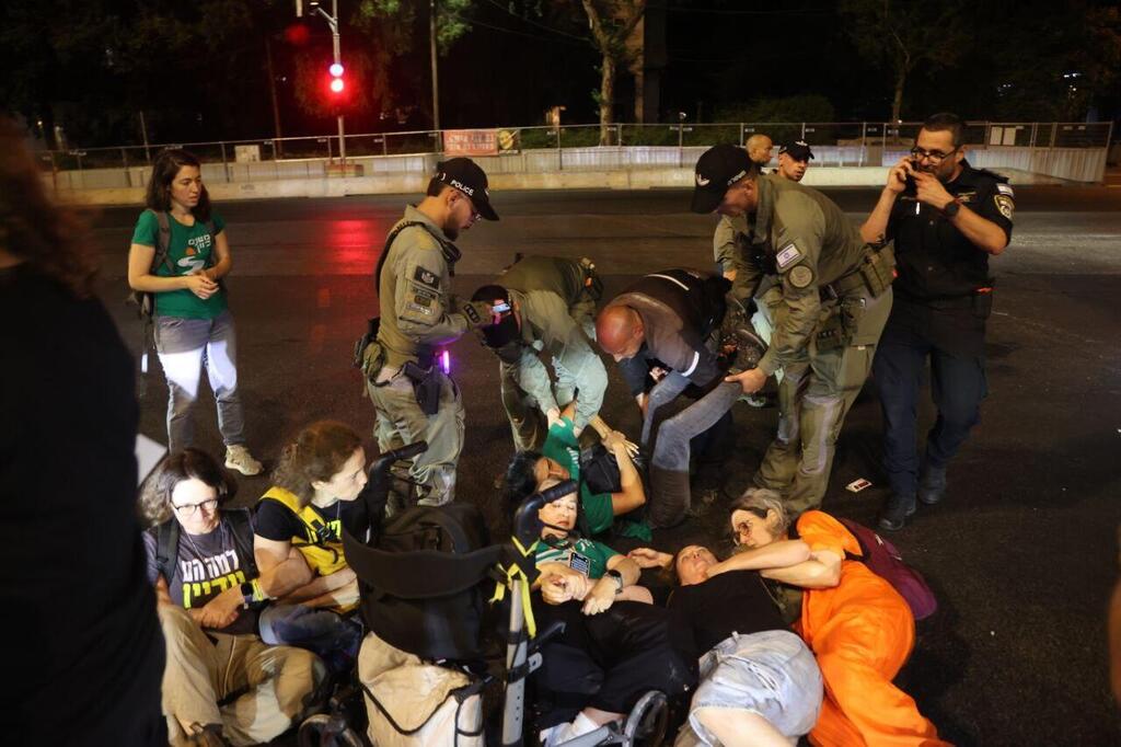 עימותים בין שוטרים למפגינים (צילום: מוטי קמחי) הפגנה תל אביב מחאה החזרת חטופים חמאז עזה