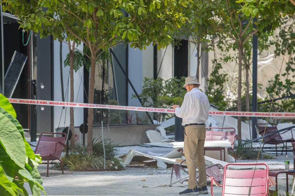 הכניסה לפרויקט שנפגע (צילום: עידו ארז) כניסה לפרויקט היוקרה מגדלי דה וינצ'י בתל אביב שנפגע מפגיעת טיל איראני