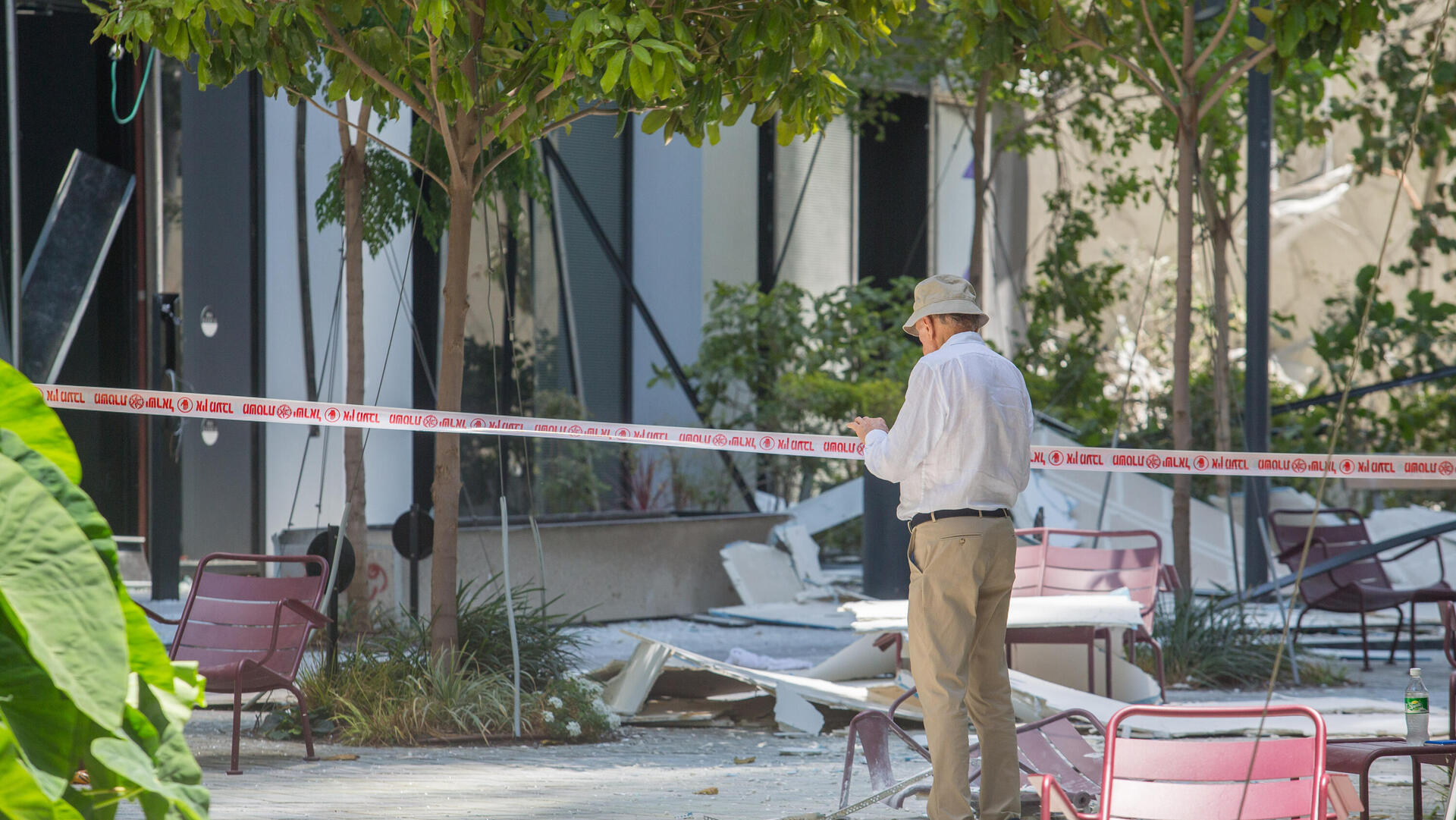 כניסה לפרויקט היוקרה מגדלי דה וינצ'י בתל אביב שנפגע מפגיעת טיל איראני