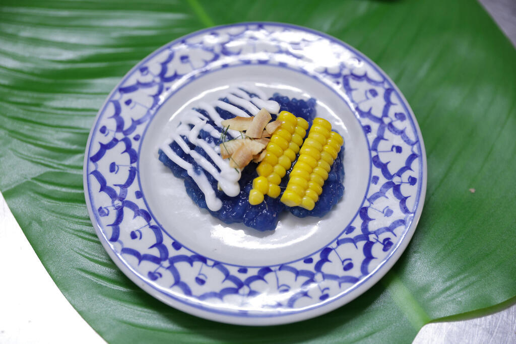 קאנום סאקו: פניני טפיוקה מבושלים עם פרחי אפונה וסוכר קנים. מעל תירס מתוק וקרם קוקוס מלוח (צילום: אוראל כהן) קאנום סאקו: פניני טפיוקה מבושלים עם פרחי אפונה וסוכר קנים. מעל תירס מתוק וקרם קוקוס מלוח