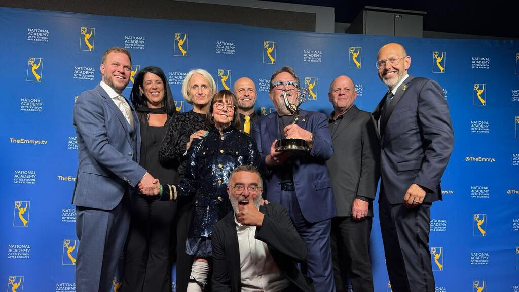 צוות הסרט עוד נחזור לרקוד על מסיבת הנובה זכה בפרס האמי לסרט התיעודי הטוב ביותר