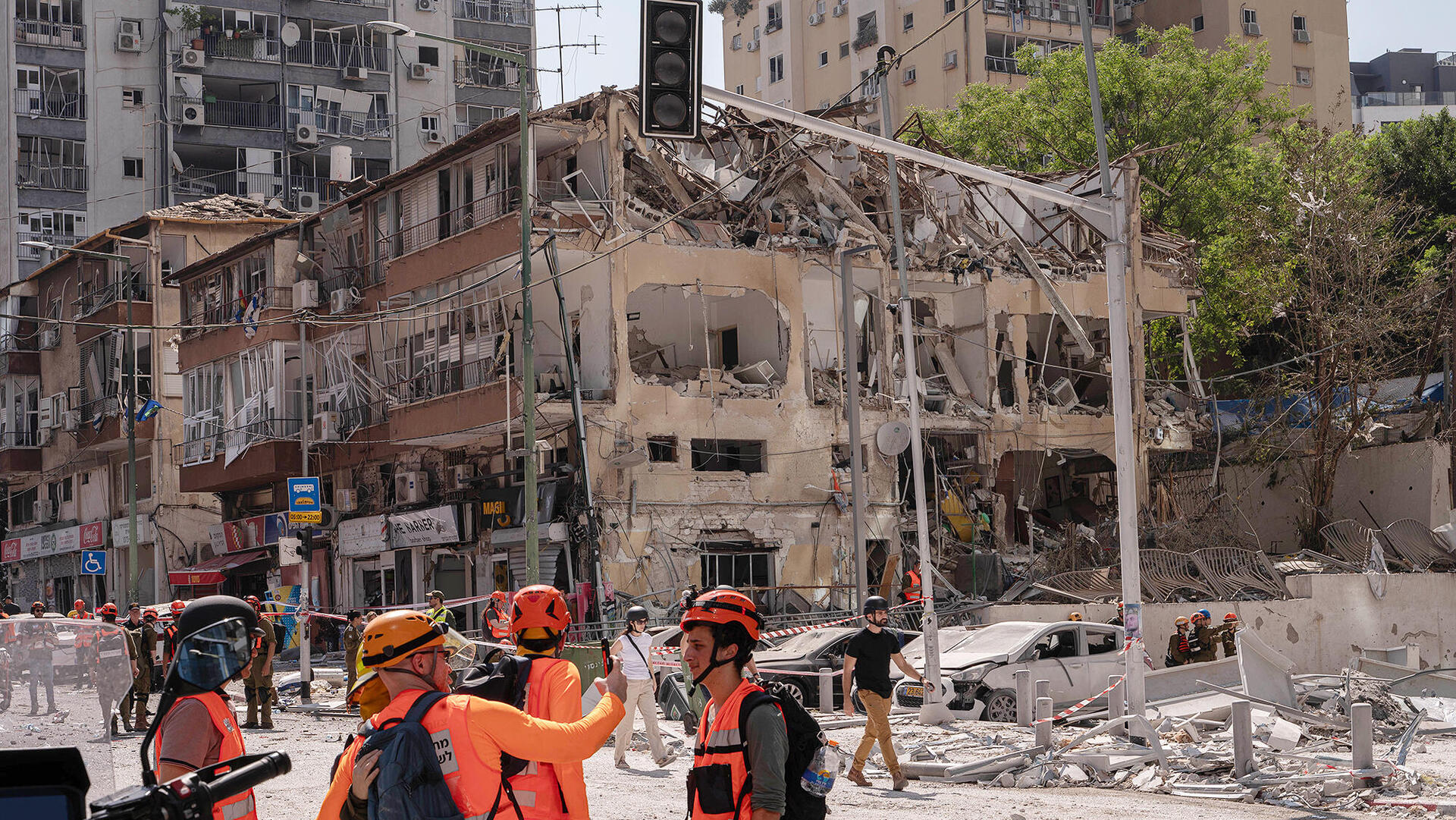 פגיעת טיל איראני בבניין נזקי ענק במלחמה עם איראן רמת גן