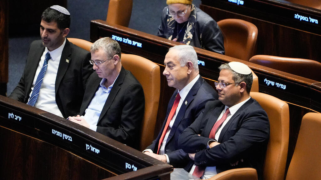 מימין איתמר בן גביר בנימין נתניהו יריב לוין ו שלמה קרעי