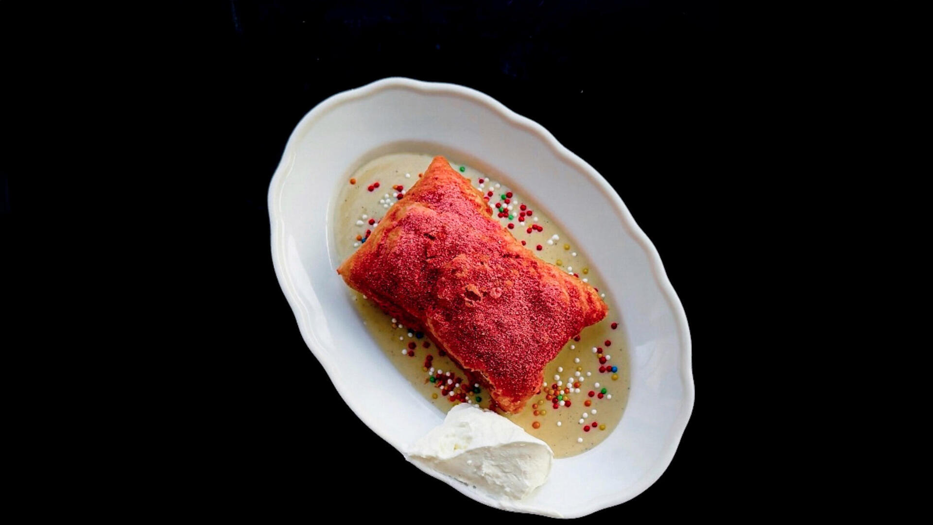 פנאי סעדת רעמסס ביפו פופ טארט ממולא בריבת תות ופירות יער חמה, עם אבקת תות,קרם אנגלז עם סוכריות יום הולדת וקצת שמנת חמוצה