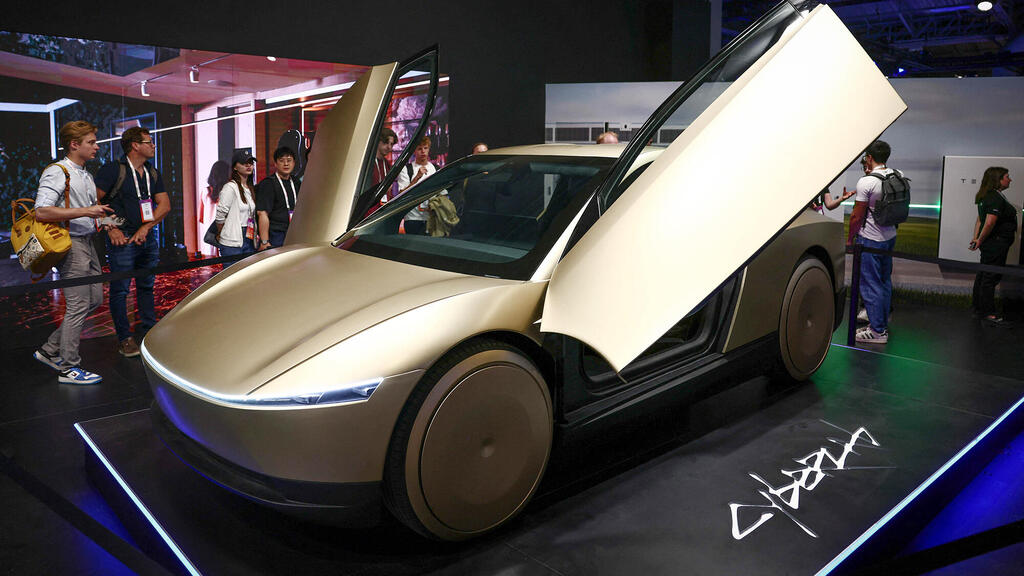 דגם של טסלה בתערוכת חדשנות בצרפת החודש. "רגע מפתח במרוץ ה־AI" (צילום: Thibaud MORITZ / AFP) דגם של טסלה בתערוכת חדשנות בצרפת החודש