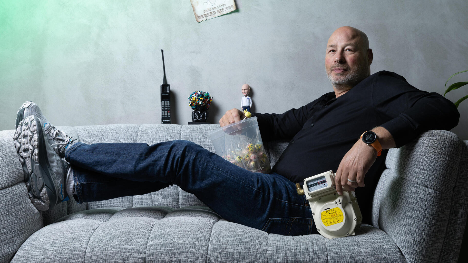  ספיר בלשכה שלו בנתניה, השבוע. "לא 'הגעתי למיצוי' בסלקום. זרקו אותי. אבל לשמחתי זה נעשה מקומה נמוכה ונפלתי על הרגליים"