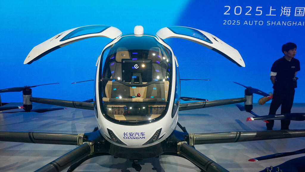 China's EHang autonomous flying taxi at an exhibition in Shanghai (Photo: Long Wei / CFOTO via AFP) המונית המעופפת האוטונומית של EHang הסינית בתערוכה בשנגחאי