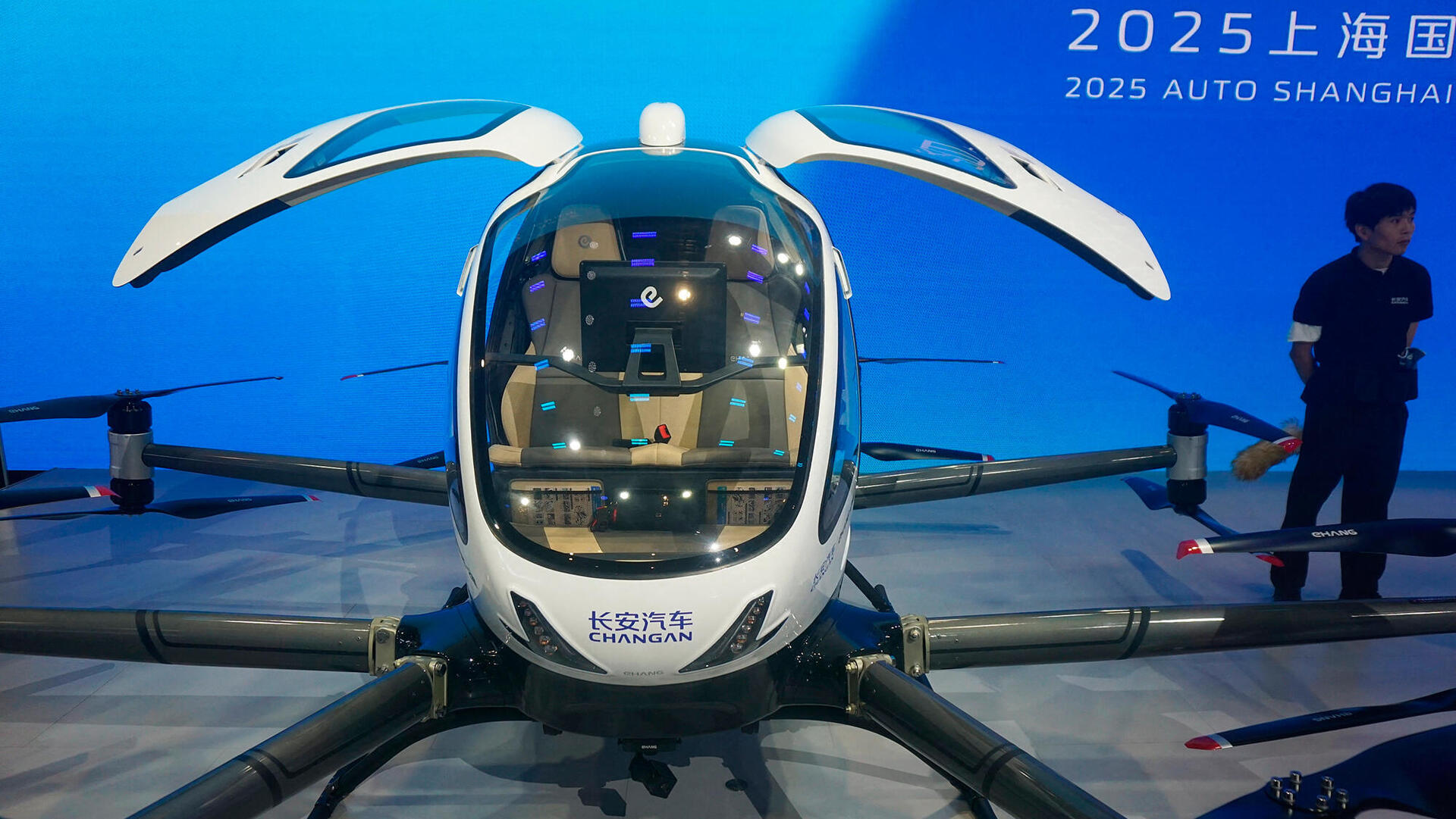 המונית המעופפת האוטונומית של EHang הסינית בתערוכה בשנגחאי