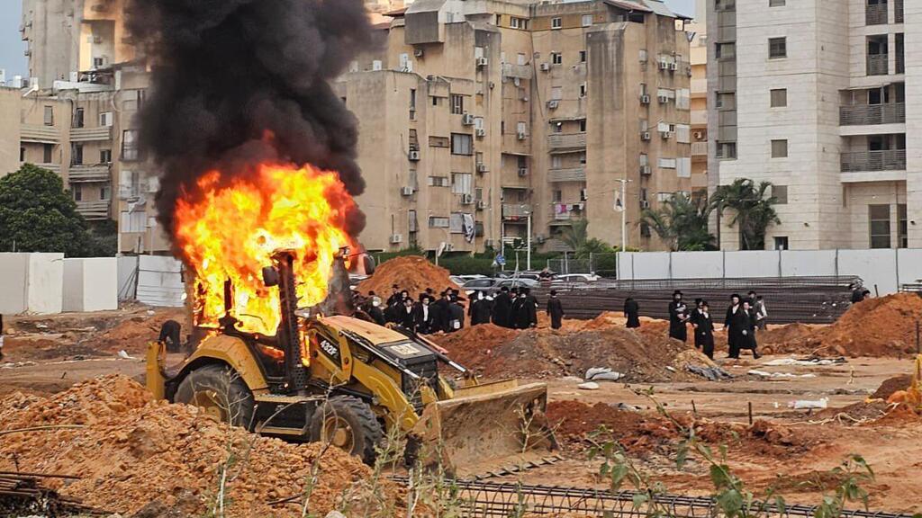 טרקטור שהוצת באתר בנייה של אאורה ב יהוד