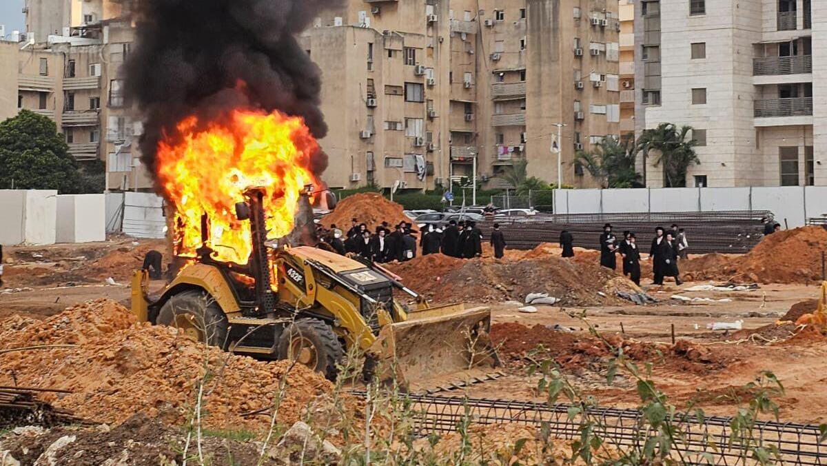 טרקטור שהוצת באתר בנייה של אאורה ב יהוד