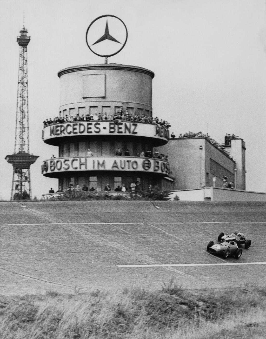 פרארי עוקפת קופר בגרנד פרי הגרמני ב־1959. רבות מהחברות שהתחרו בסבב השתמשו במוניטין שצברו במרוצים כדי לקדם את מכירות מכוניות הנוסעים שלהן (צילום: Keystone/Getty Images) פרארי עוקפת קופר בגרנד פרי הגרמני ב־ 1959 . רבות מהחברות שהתחרו בסבב השתמשו במוניטין שצברו במרוצים כדי לקדם את מכירות מכוניות הנוסעים שלהן