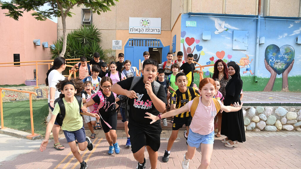 ילדים חוגגים את סוף שנת הלימודים בתל אביב השבוע. אלו מביניהם שסיימו השנה את כיתה ו' לא חוו שנת לימודים נורמלית אחת (צילום: הרצל יוסף) ילדים חוגגים את סוף שנת הלימודים בתל אביב השבוע. אלו מביניהם שסיימו השנה את כיתה ו' לא חוו שנת לימודים נורמלית אחת