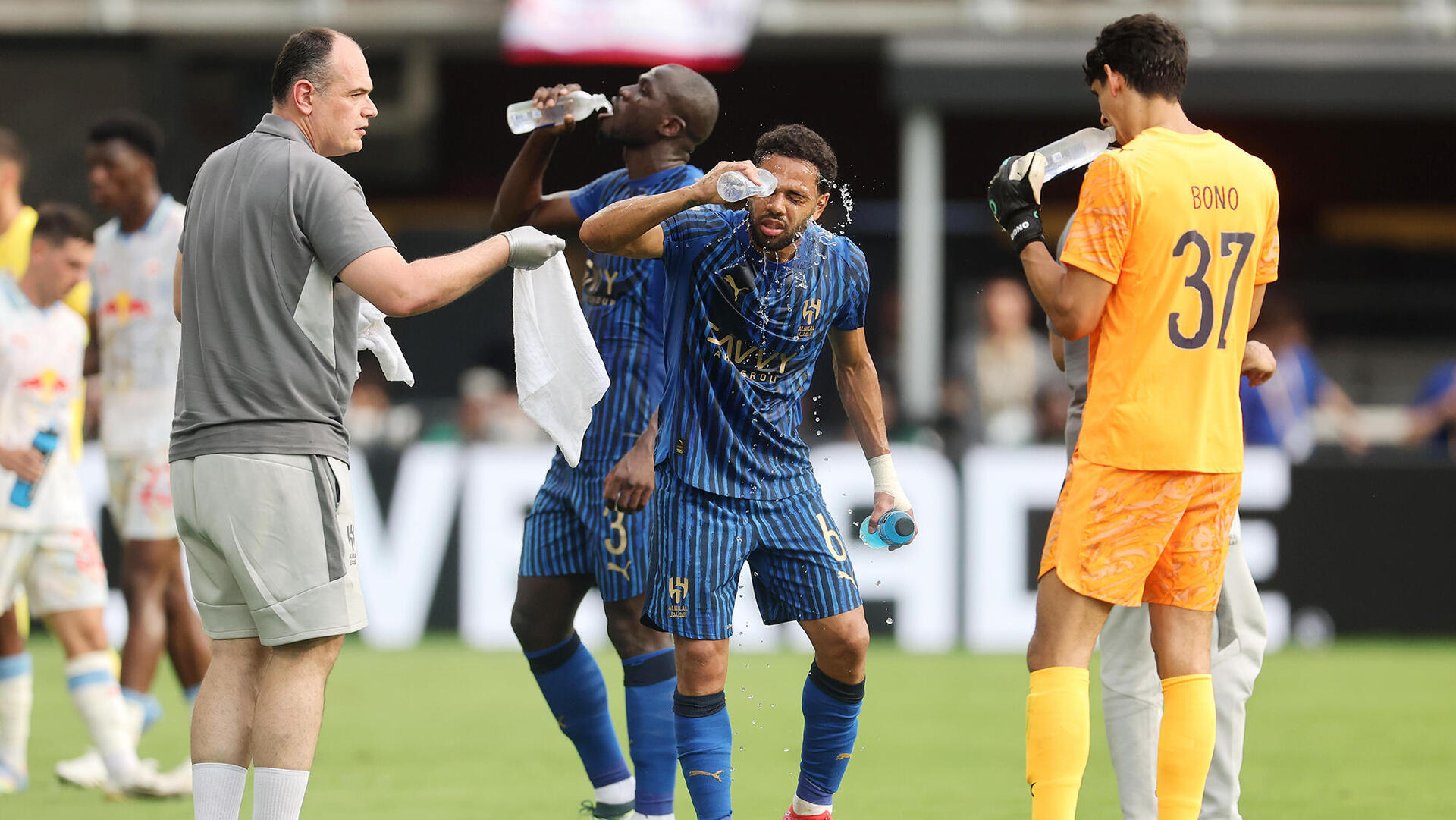 שחקני קבוצת אל אהלי בהפסקת מים במשחקי מונדיאל המועדונים בארה”ב