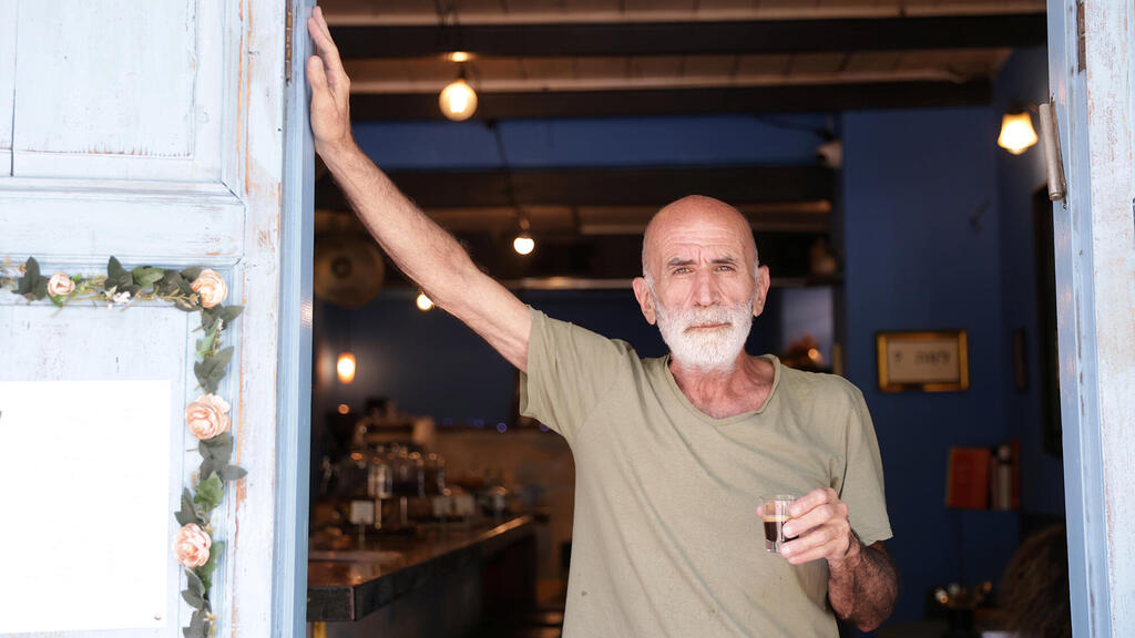 הדוקומנטריסט רון כחלילי בקפה שלו ב שוק הכרמל פנאי