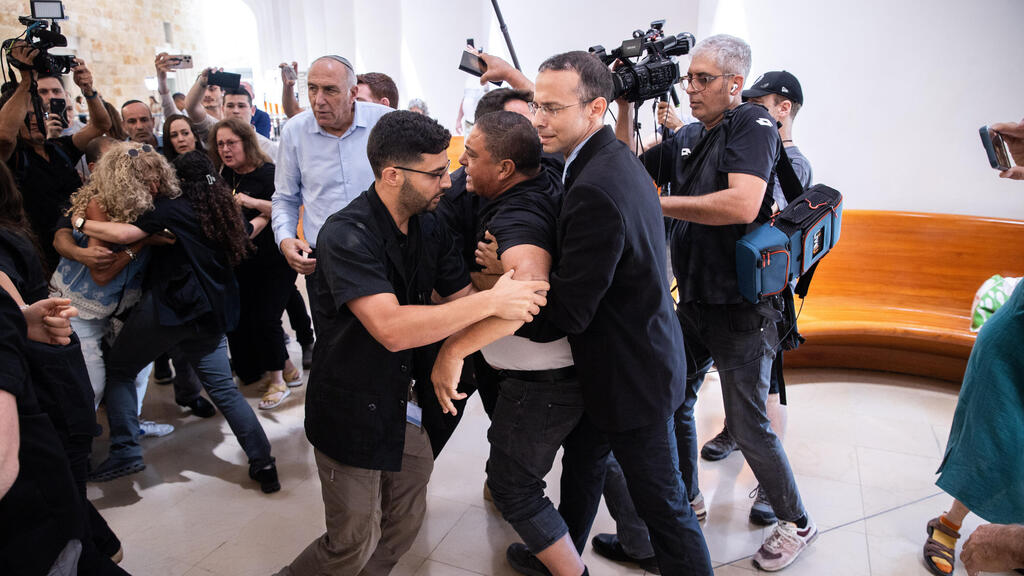 המהומות בבג"ץ. ניסיון לפוצץ את הדיון (צילום: אלכס קולומויסקי) מהומות ב דיון ב בג"ץ זיני 1.7.25