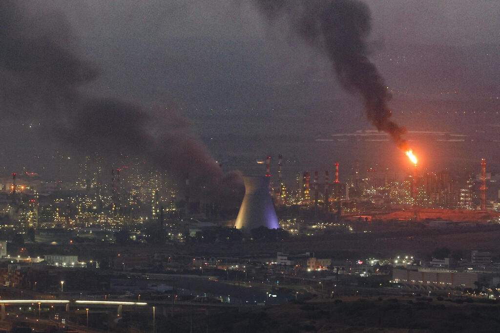 פגיעת הטילים בבתי הזיקוק בחיפה, לפני חודש. "אם בזן היתה ממשיכה להיות מושבתת, היינו נכנסים לבעיה באספקת גז בחורף"
