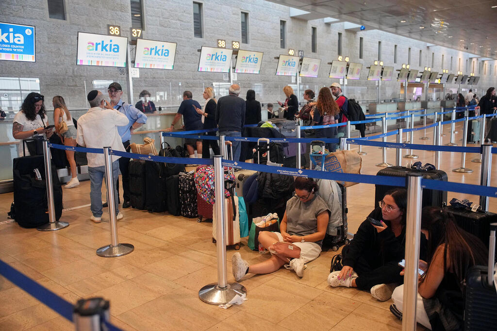 נתב"ג. יגיע לקיבולת המרבית ב-2040 (צילום: AP/Ohad Zwigenberg) תורים בנתב"ג בשבוע שעבר