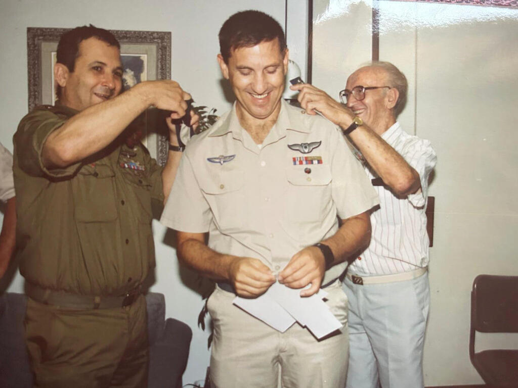 אגמון מקבל דרגות תא"ל מאביו יהושע ומהרמטכ"ל אהוד ברק, 1991. "הפוליטיקאים ויתרו על שימוש במחאה כמנוף פוליטי" (צילום: לע"מ) אגמון מקבל דרגות תא"ל מאביו, יהושע, ומהרמטכ"ל אהוד ברק, ב־ 1991 . "הפוליטיקאים ויתרו על שימוש במחאה כמנוף פוליטי"