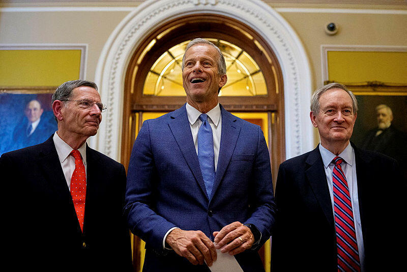 מנהיג הרוב הרפובליקני בסנאט ג'ון ת'ון , והסנאטורים ג'ון בארסו (משמאל), ומייק קראפו (מימין) אחרי אישור החוק (צילום: Andrew Harnik/Getty Images) מנהיג הרוב הרפובליקני ב סנאט ארה"ב ג'ון ת'ון , בליווי הסנאטור ג'ון בארסו משמאל , והסנאטור מייק קראפו מימין אחרי שהסנאט אישר את חוק התקציב של טראמפ 1.7.25