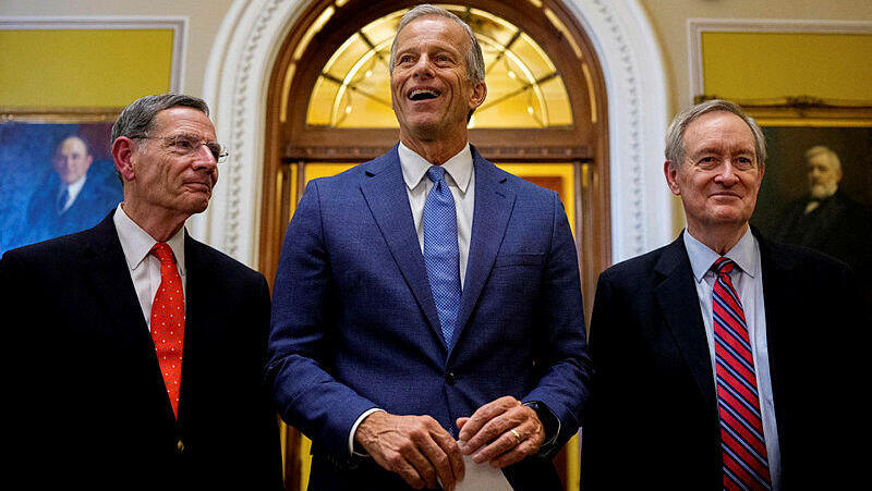 מנהיג הרוב הרפובליקני ב סנאט ארה"ב ג'ון ת'ון , בליווי הסנאטור ג'ון בארסו משמאל , והסנאטור מייק קראפו מימין אחרי שהסנאט אישר את חוק התקציב של טראמפ 1.7.25